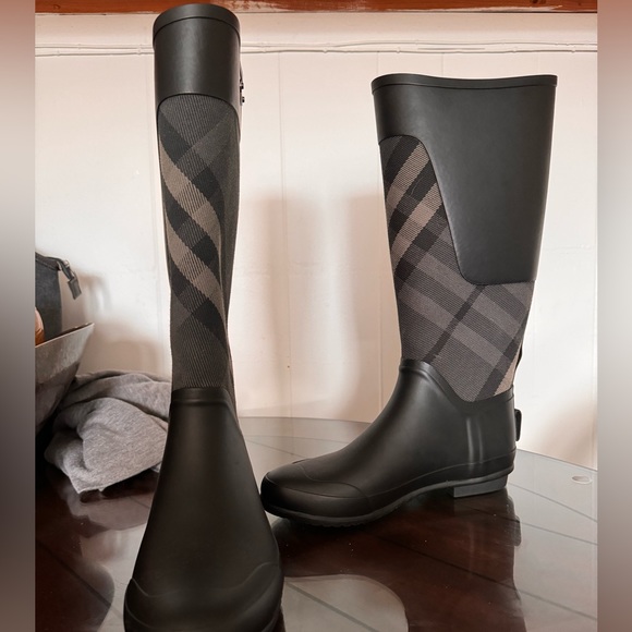 size 38 black burberry rain boots. - Picture 3 of 5